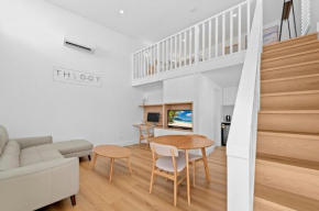 The Cot at The Entrance